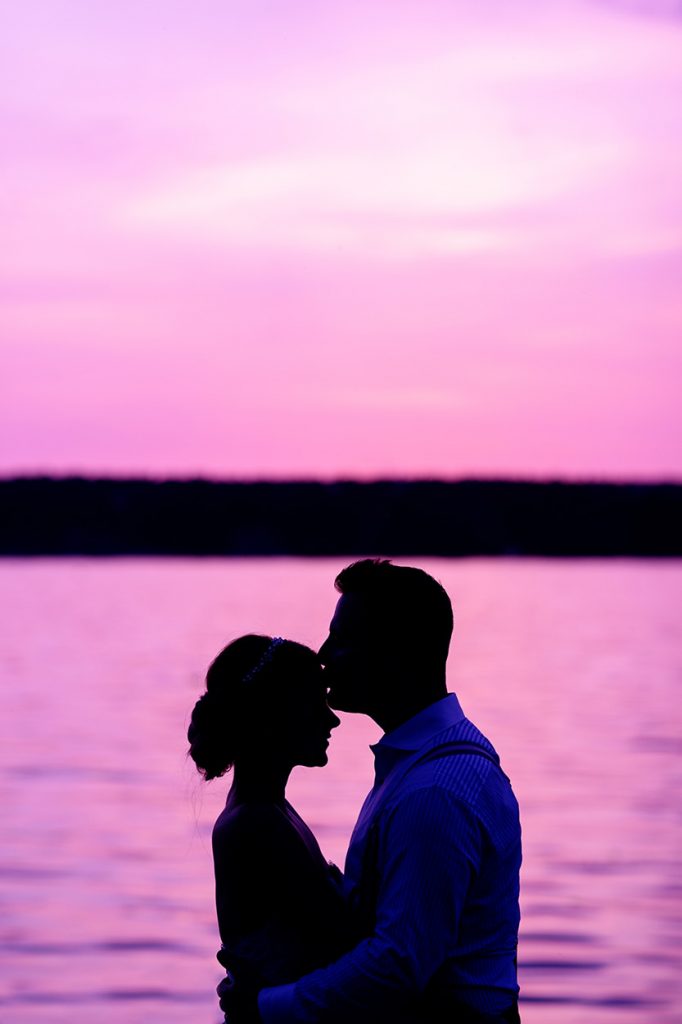 Silhouette eines Brautpaares im Sonnenuntergang in Berlin am Wannsee