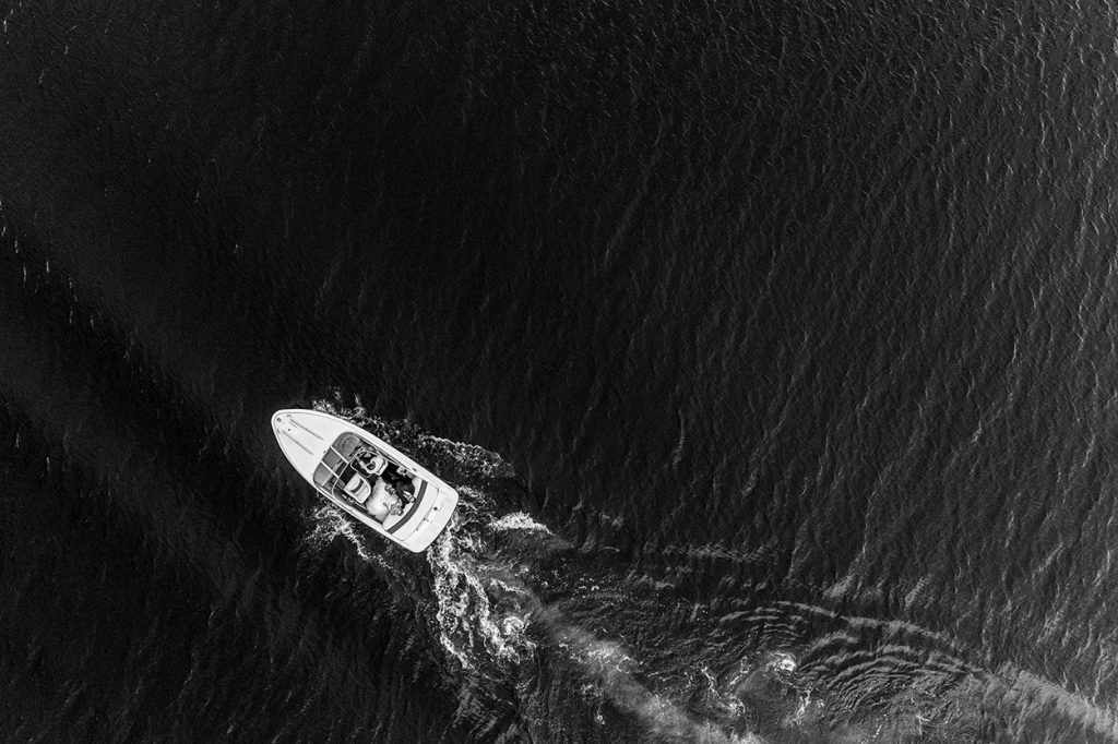 Brautpaar im Boot von oben mit Drohne fotografiert