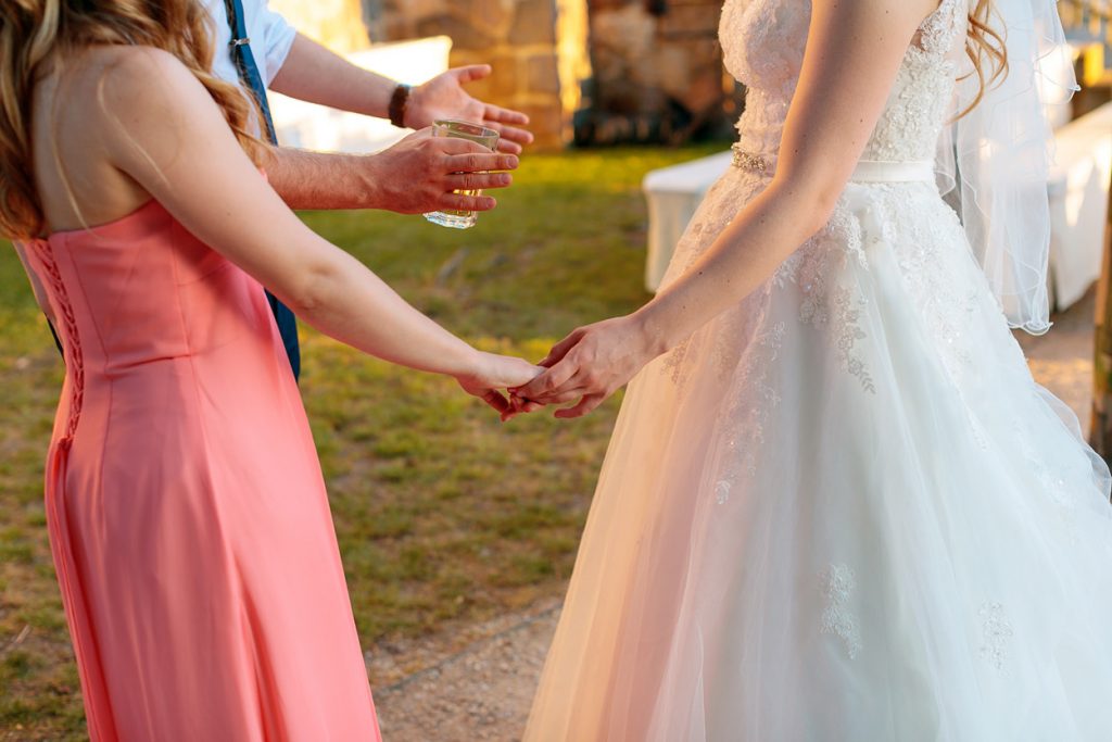 Bei eine Hochzeit im Sommer solltet ihr immer dafür sorgen, dass eure Gäste mit Getränken versorgt sind