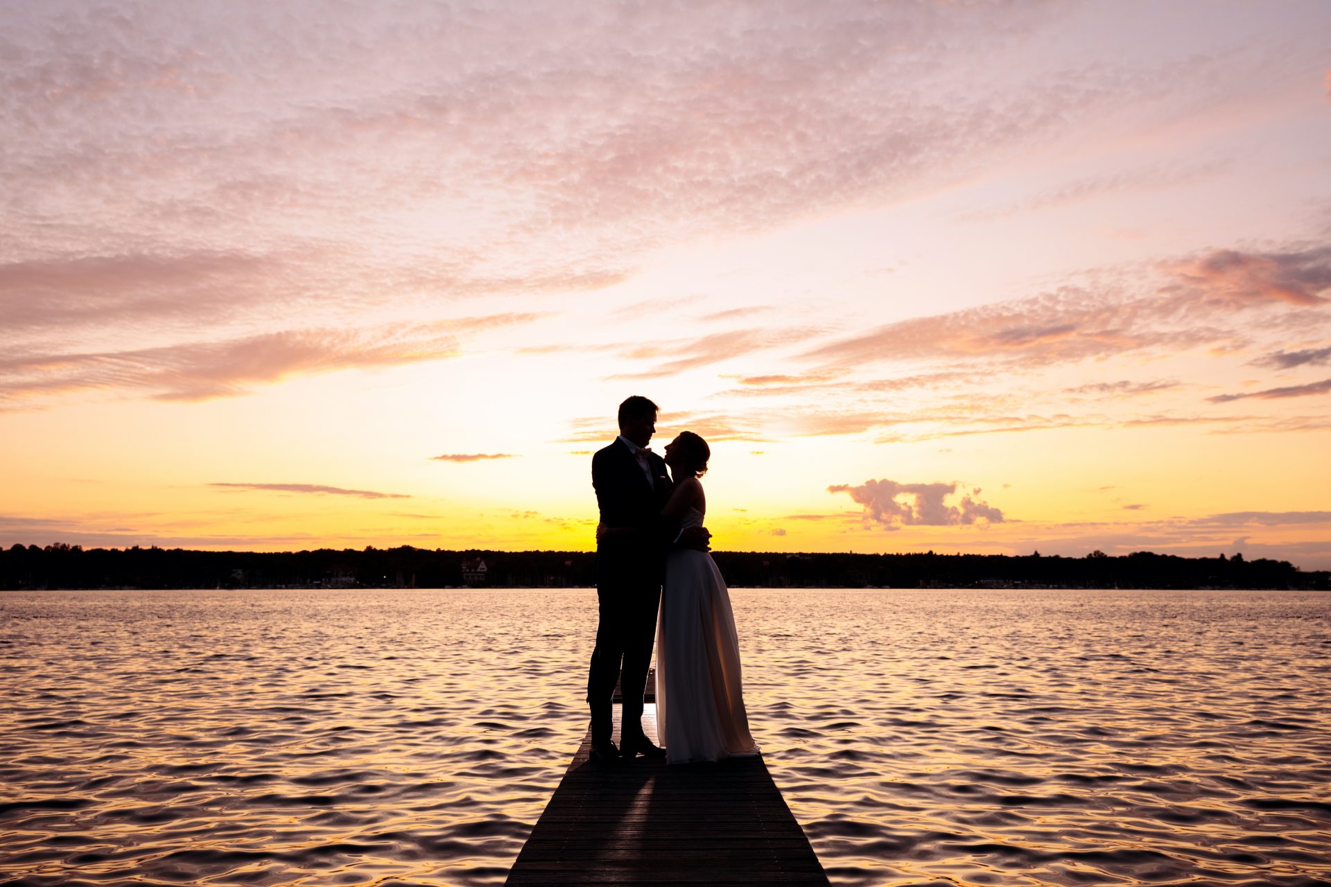Sommerhochzeit Brautpaar am Wasser im Sonnenuntergang bei der Villa Blumenfisch Berlin