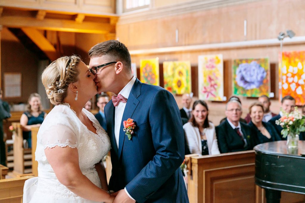 Erster Kuss bei Hochzeit mit Trauung in der Kirche Petzow