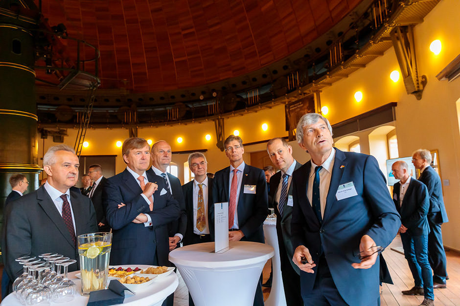 Foto der königlichen Delegation und des Ministerpräsidenten von Brandenburg beim Besuch des GFZ in Potsdam