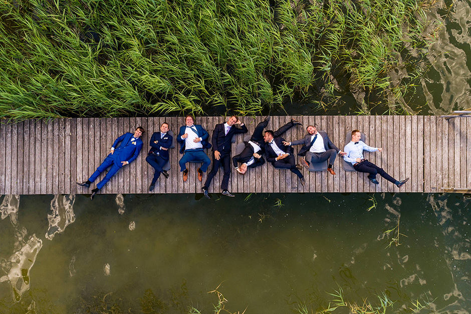 Gruppenfoto der Jungs mit einer Drohne auf einer Hochzeit bei Potsdam