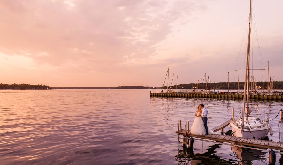 Hochzeitsfotograf Berlin hat Brautpaar am Wannsee im Abendlicht fotografiert