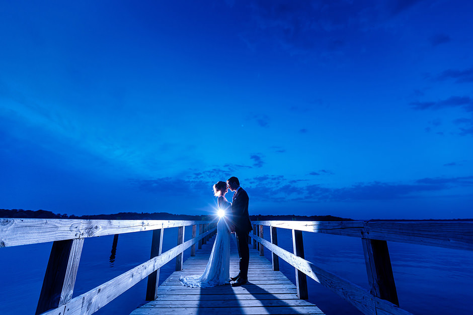 Brautpaar zur Blauen Stunde am Ufer der Havel in Foto von professionellem Hochzeitsfotografen Brautpaar zur Blauen Stunde am Ufer der Havel in Foto von professionellem Hochzeitsfotografen
