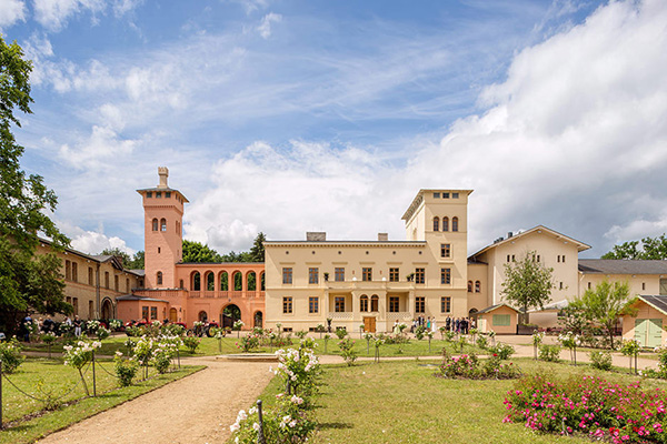 Krongut Potsdam ist eine Aussenstelle vom Standesamt Potsdam inklusive Ort zum Feiern einer Hochzeit Krongut Potsdam ist eine Aussenstelle vom Standesamt Potsdam inklusive Ort zum Feiern einer Hochzeit