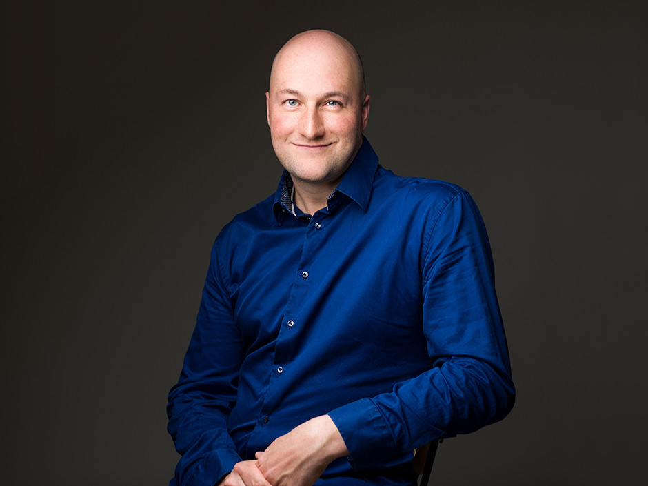 Der Architekturfotograf Christian Sommer aus Potsdam im Land Brandenburg spezialisiert sich auf Wertschöpfung durch 360° Fotos und Touren, Arbeit mit Drohnen und die Beleuchtung von Immobilien mit Kunstlicht, um sie hochwertig zu präsentieren. Er arbeitet in ganz Deutschland. Der Architekturfotograf Christian Sommer aus Potsdam im Land Brandenburg spezialisiert sich auf Wertschöpfung durch 360° Fotos und Touren, Arbeit mit Drohnen und die Beleuchtung von Immobilien mit Kunstlicht, um sie hochwertig zu präsentieren. Er arbeitet in ganz Deutschland.