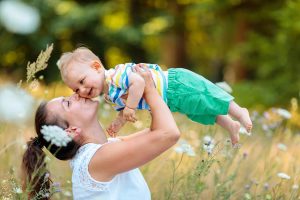 Babybilder auf Blumenwiese mit Mama in Potsdam