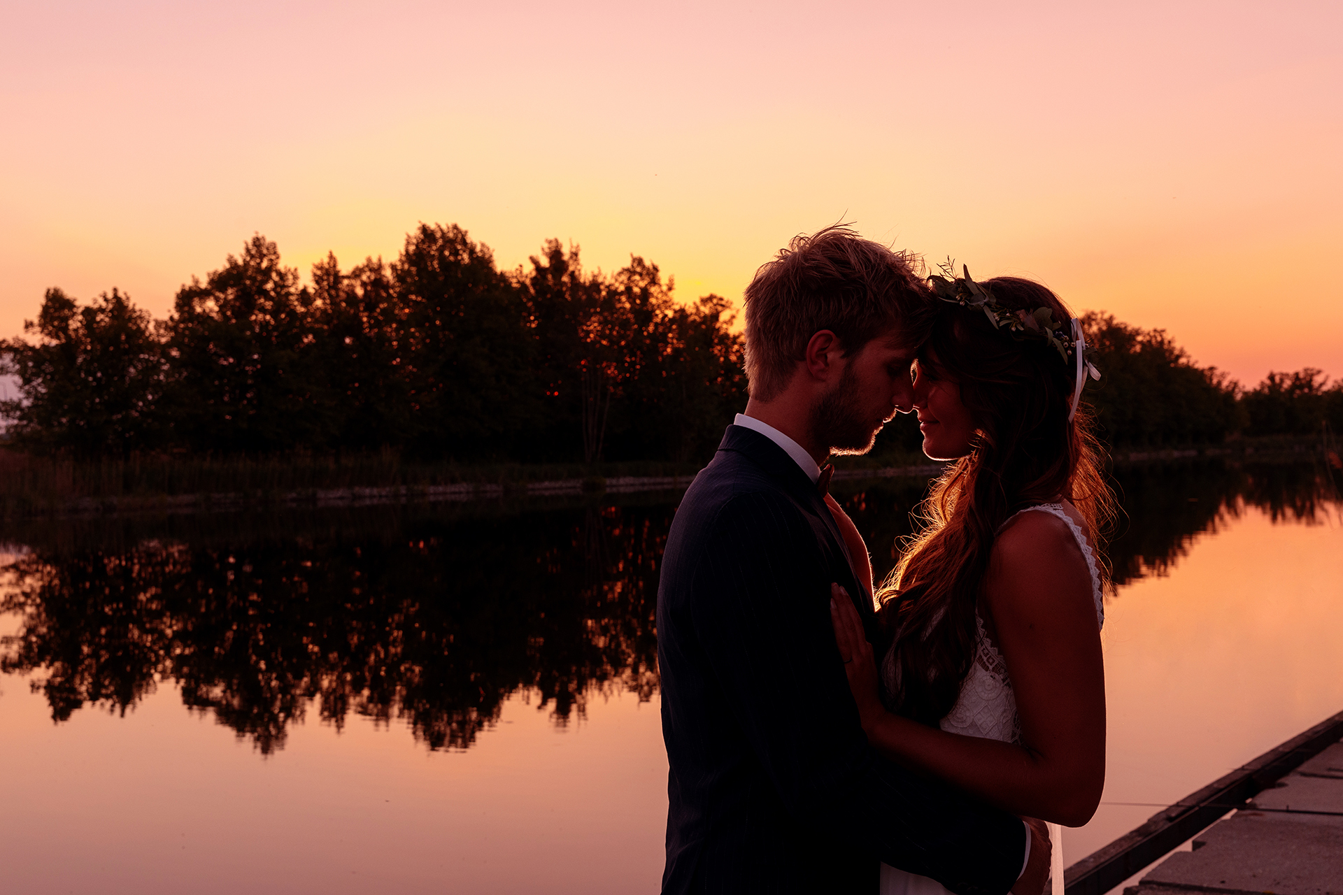 Brautpaar bei Hochzeit im Sonnenuntergang in Brandenburg