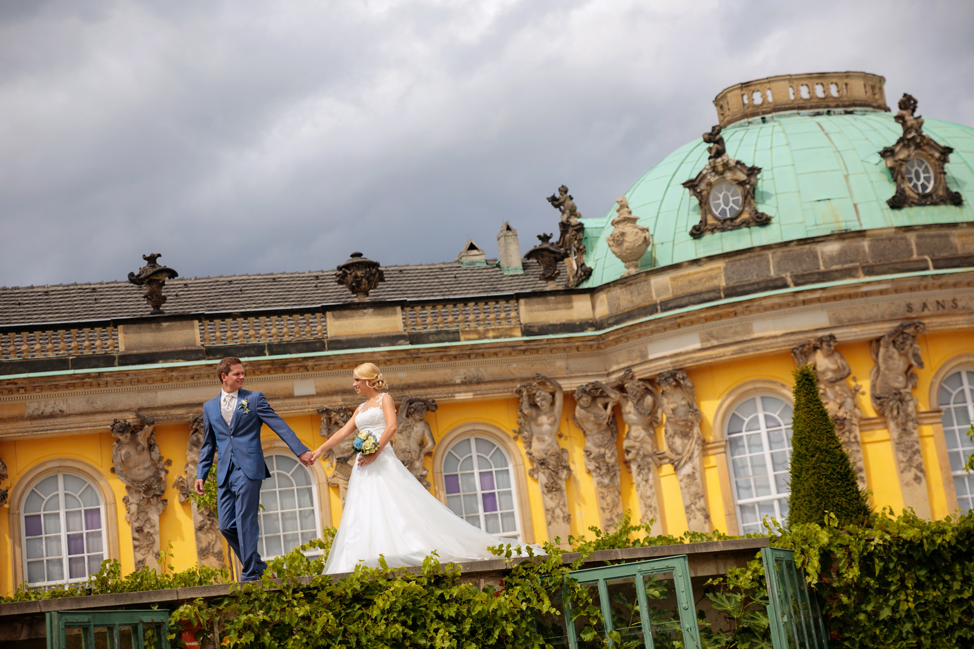 Hochzeitsfoto mit Brautpaar vor dem Schloss Sanssouci in Potsdam