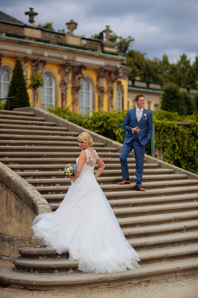 Hochzeitspaar vor dem Schloss Sanssouci