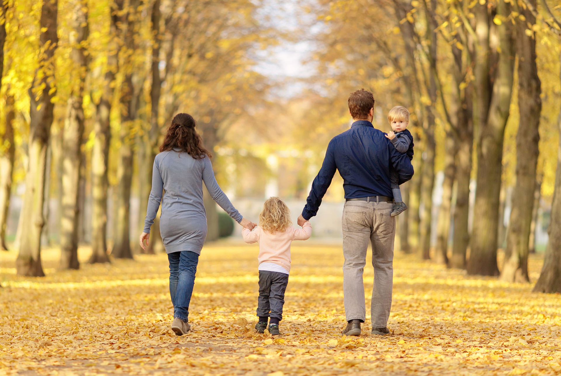 Familie spaziert beim Fotoshooting durch den Herbst in Potsdam