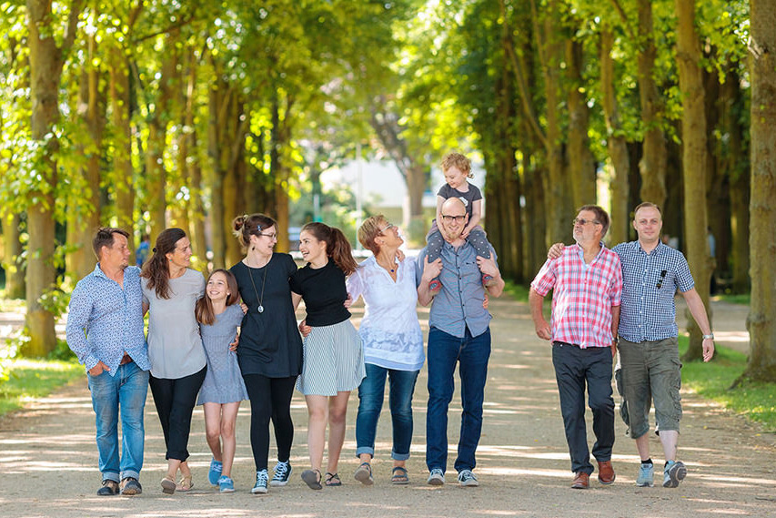 Familienfoto mit 3 Generationen im Schlosspark von Potsdam