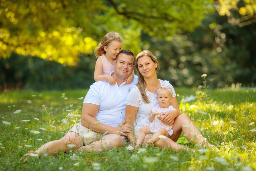 Familie auf Wiese im Sommer im Schlosspark von Potsdam