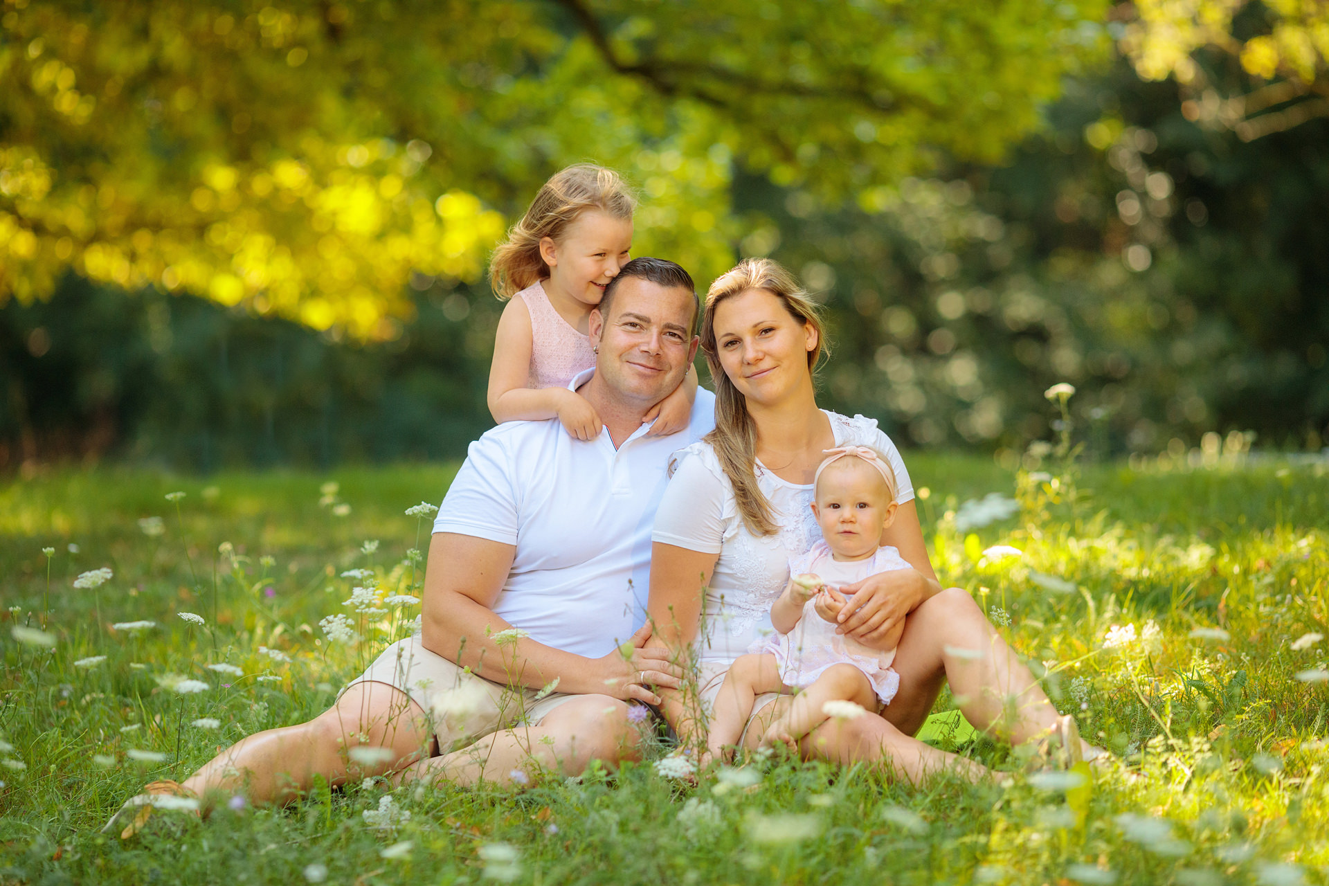 Familie auf Wiese im Sommer im Schlosspark von Potsdam