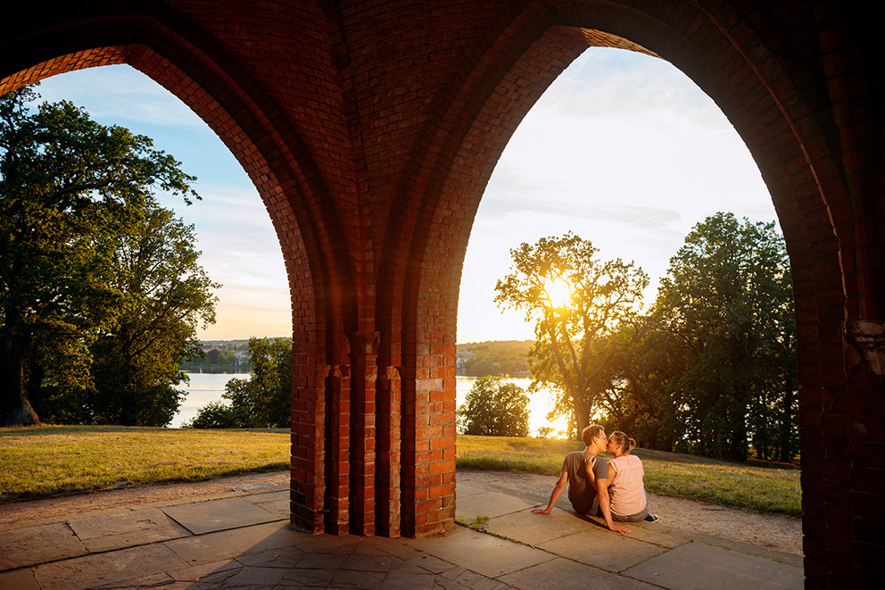 Verlobtes Paar im Park Babelsberg mit Blick auf den tiefen See