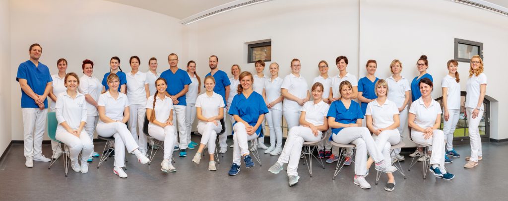 Businessfotograf für Zahnarztpraxis Teamfoto als Panorama