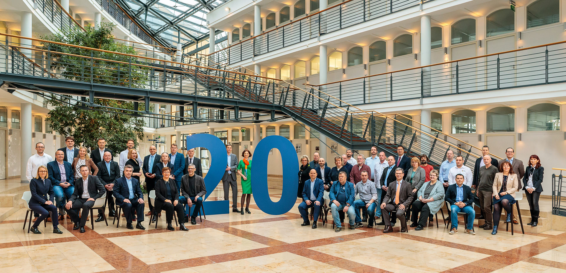 Unternehmensfotograf macht Gruppenfoto alle Führungskräfte eines städtischen Betriebes