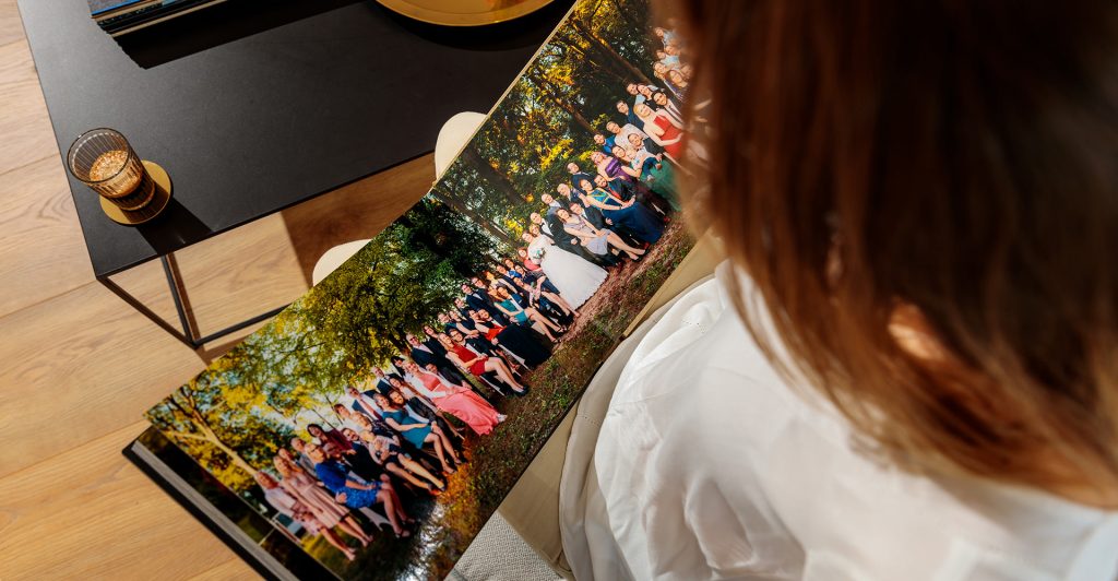 Hochzeitsalbum mit Gruppenfoto in der Mitte des Fotoalbums Hochzeitsalbum mit Gruppenfoto in der Mitte des Fotoalbums