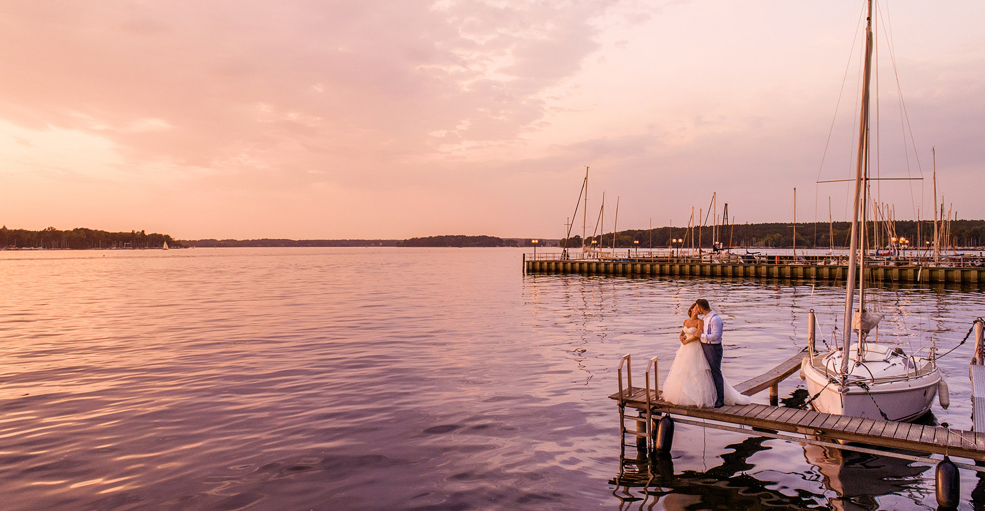 Hochzeitsfoto Berlin Wannsee Brautpaar Sonnenuntergang Steg