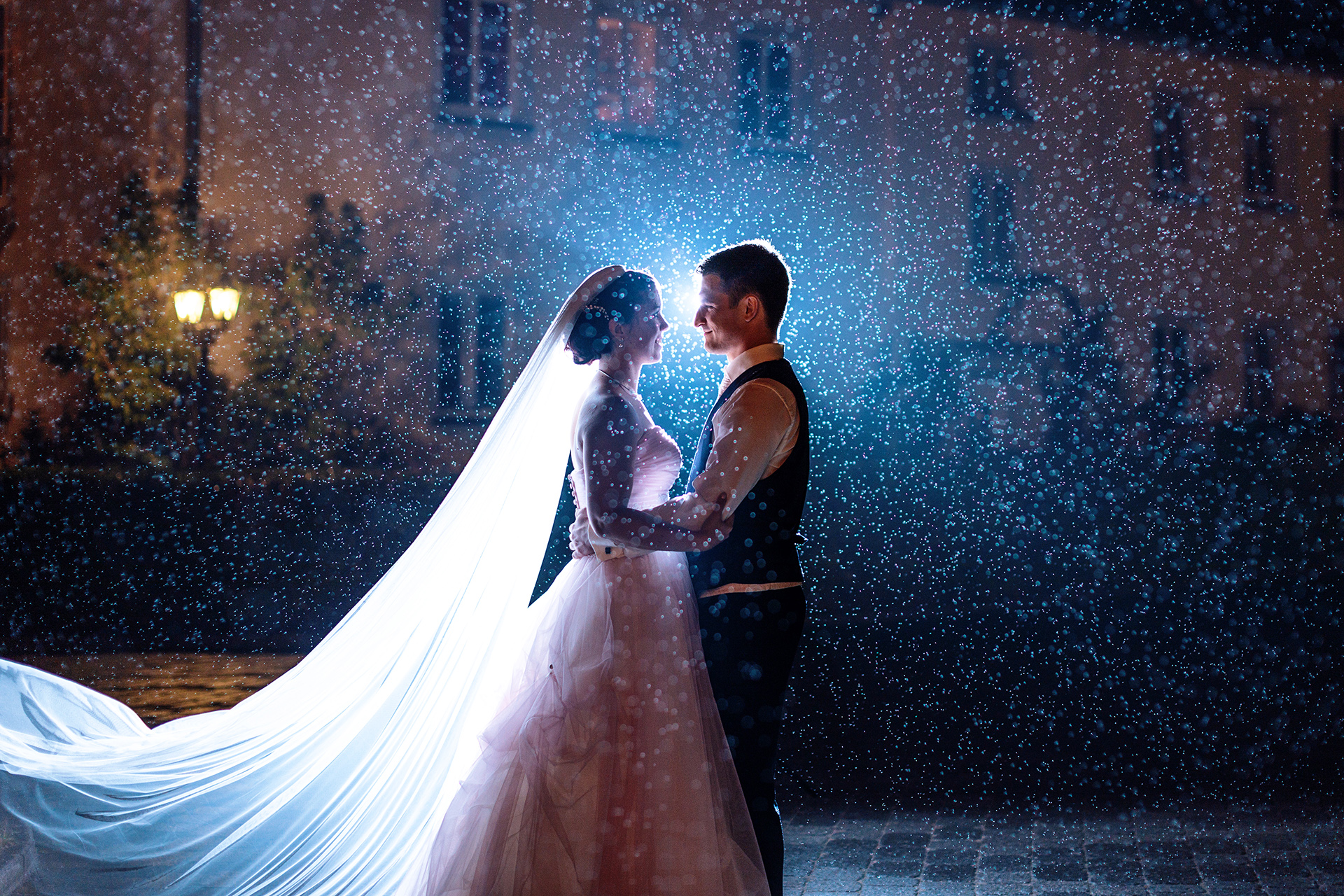 Hochzeitspaar bei Hochzeit im Regen mit schlechtem Wetter