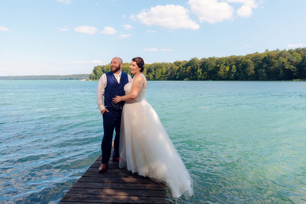 Brautpaar am Steg des Cafés Wildau am Werbellinsee