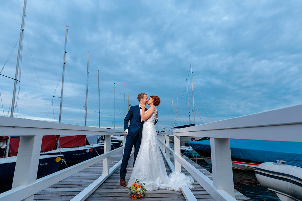 Hochzeitsfotograf im A-Rosa Bad Saarow Scharmützelsee mit Brautpaar im Hafen