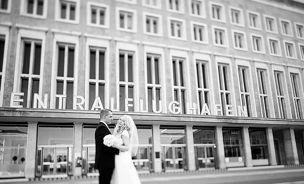 Hochzeitsfotograf Berlin fotografiert das heiratende Brautpaar vor dem Flughafen Tempelhof