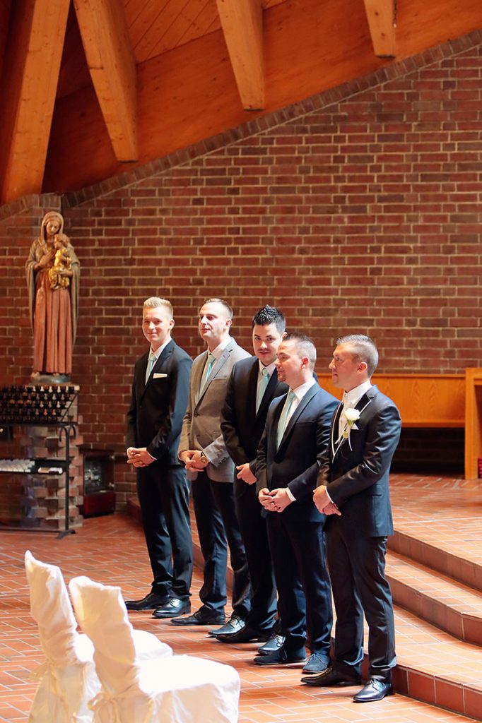 Der Bräutigam wartet mit seinen Freunden auf die Ankunft der Braut in der Kirche Bruder-Klaus Berlin 