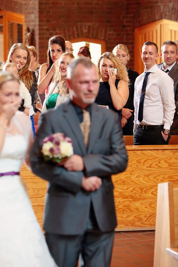 Die Gäste sind ganz emotional während dem Einzug der Braut in die Kirche Bruder-Klaus Berlin