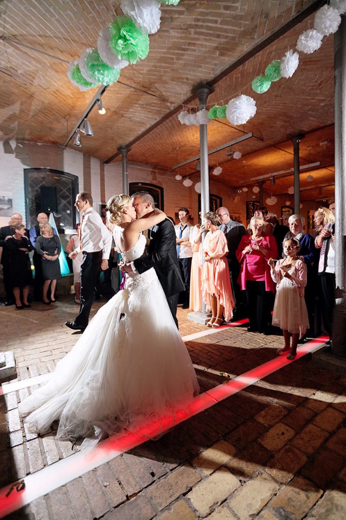 Rauschende Party nach Sonnenuntergang bei einer Hochzeit im Ochsenstall Britz