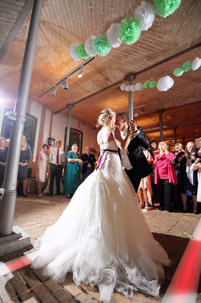 Rauschende Party nach Sonnenuntergang bei einer Hochzeit im Ochsenstall Britz