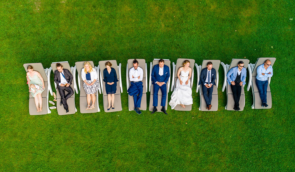 Luftbild mit Hochzeitsgästen mit einer Drohne Luftbild mit Hochzeitsgästen mit einer Drohne