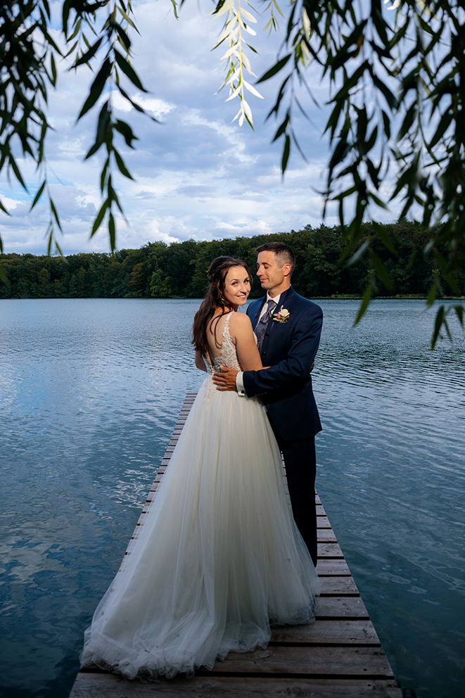 Hochzeitspaar auf Steg in Brandenburg