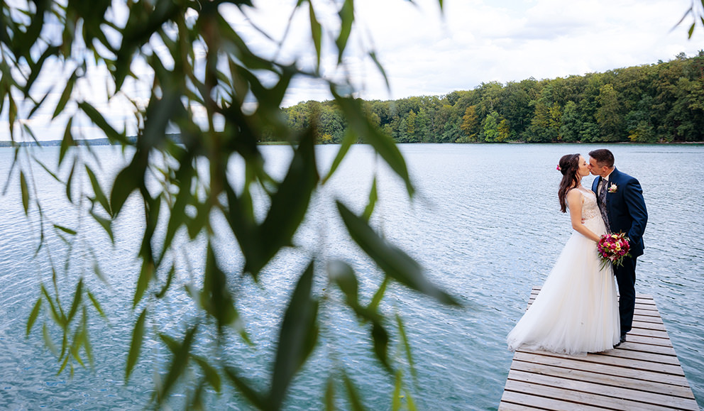 Hochzeitsfoto am Steg vom Cafe Wildau am Werbellinsee Hochzeitsfoto am Steg vom Cafe Wildau am Werbellinsee