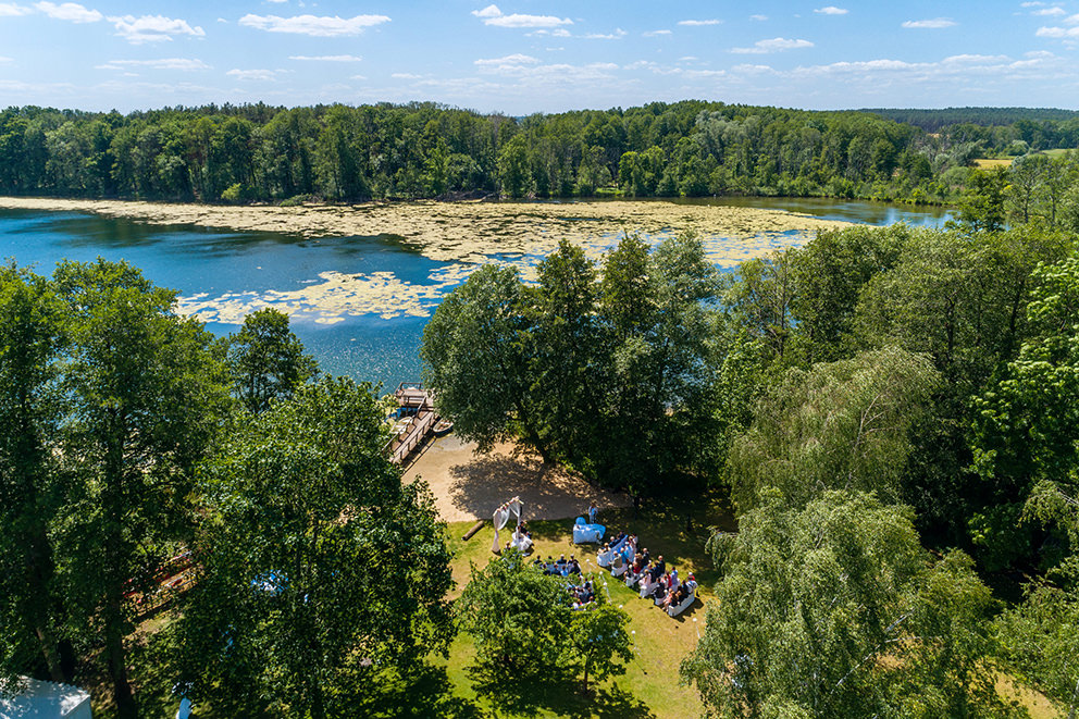 Drohnenfoto während einer freien Trauung mit Ricarda Ulm am See Drohnenfoto während einer freien Trauung mit Ricarda Ulm am See