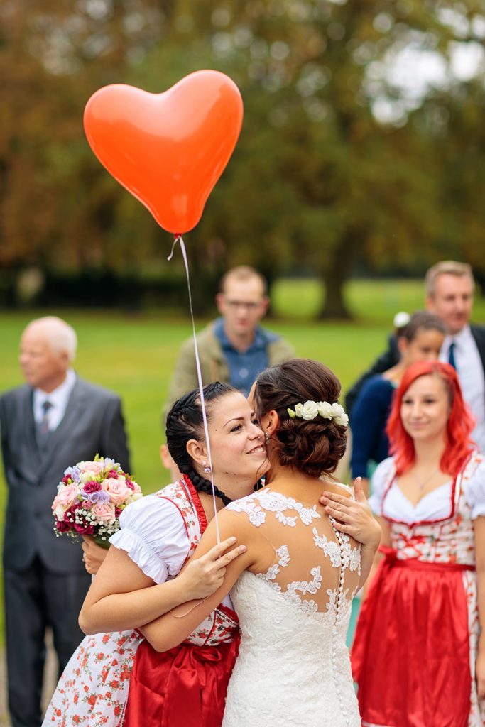 Beglückwünschung der Braut durch ihren Tanzverein