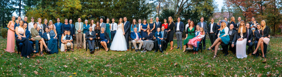 Bei einer Winterhochzeit ist 16 Uhr ein guter Zeitpunkt für das Gruppenfoto im Panoramaformat Unser Panoramagruppenfoto im Herbst