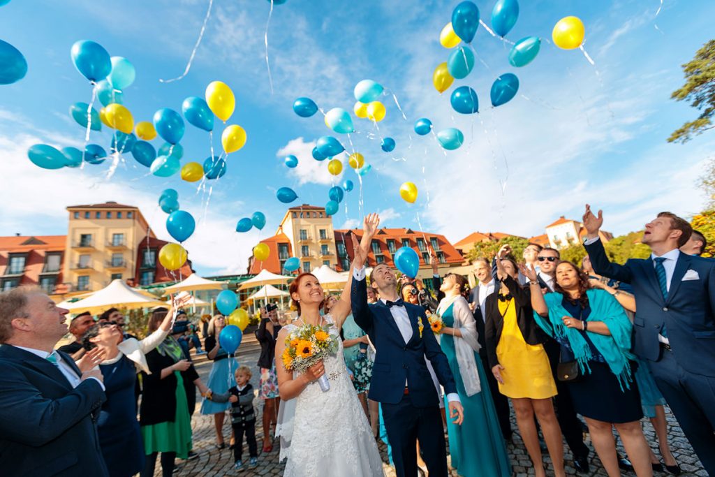 Luftballons werden steigen gelassen