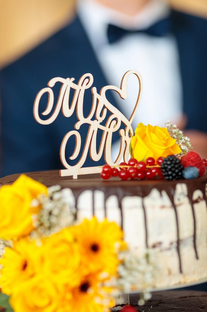 Eine mit Blumen verzierte Torte