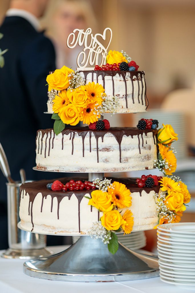 Eine mit Blumen verzierte Hochzeitstorte
