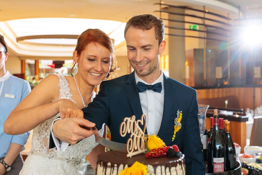 Anschnitt der Hochzeitstorte durch das Brautpaar