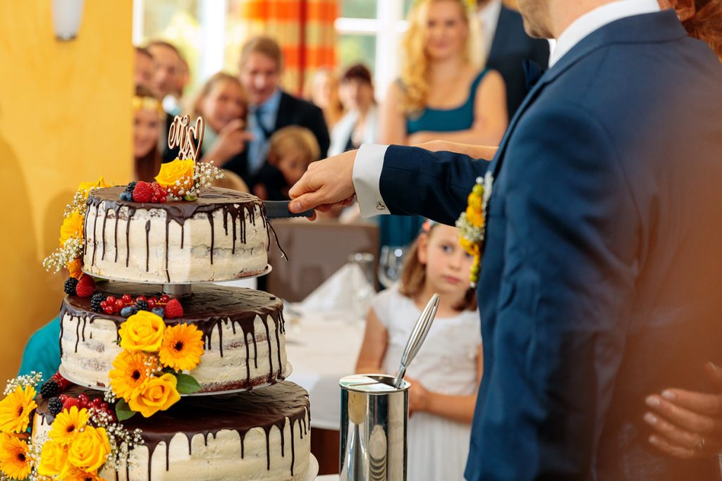 Anschnitt der Hochzeitstorte durch das Brautpaar