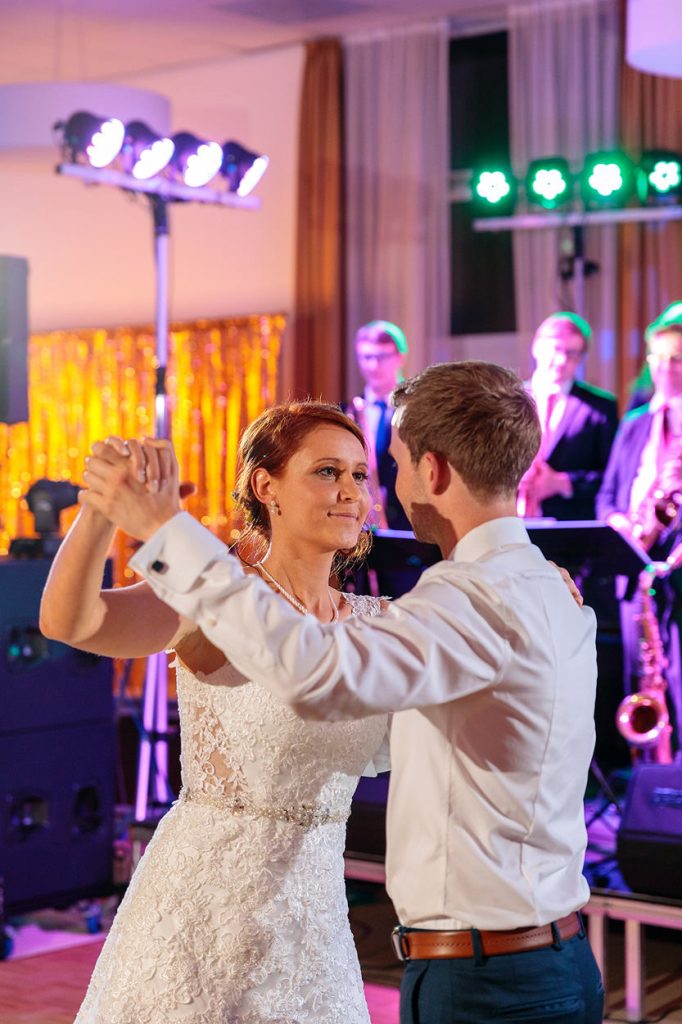 Das Brautpaar schaut sich tief in die Augen während des Hochzeitstanzes