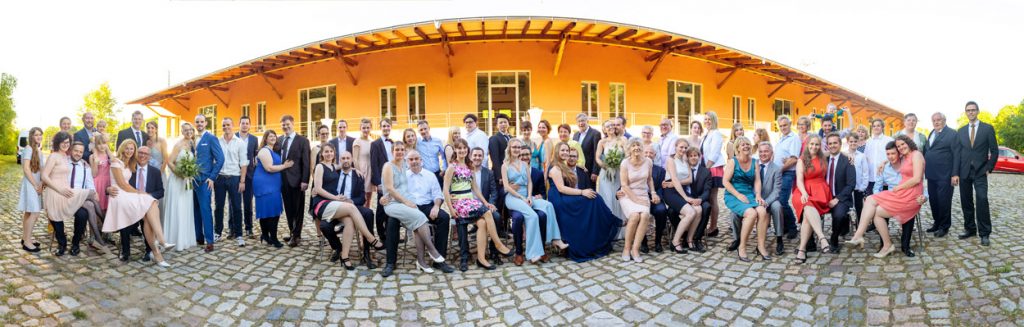 Das Panoramagruppenfoto vor dem BlauArt Tagungshaus in Potsdam