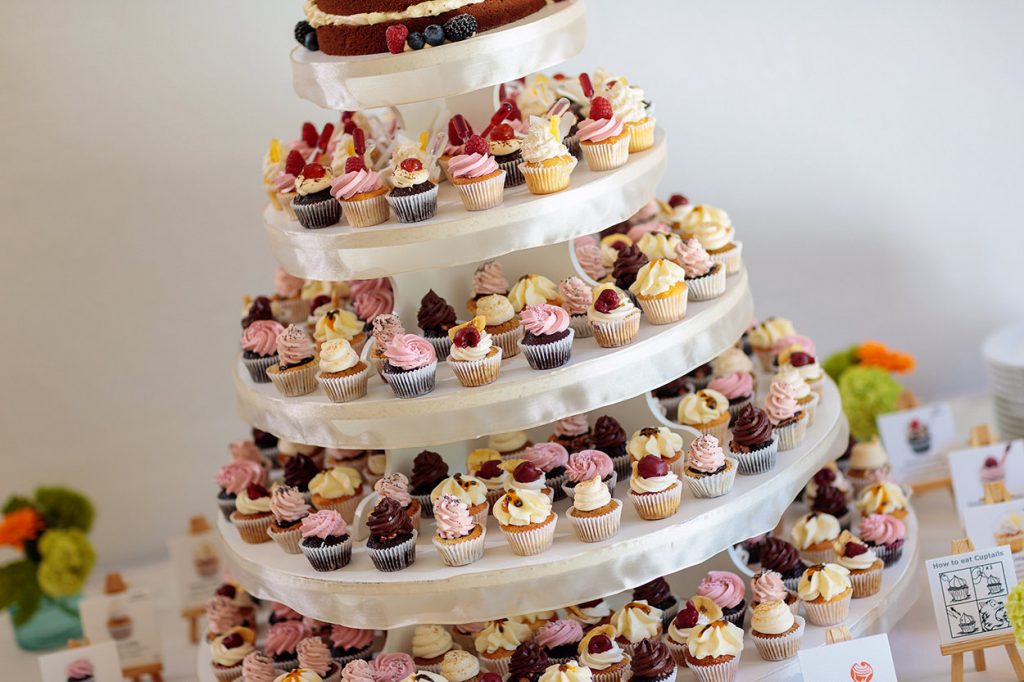 Die Hochzeitstorte war eine Mischung aus Torte und Cupcakes von der Konditorei TigerTörtchen