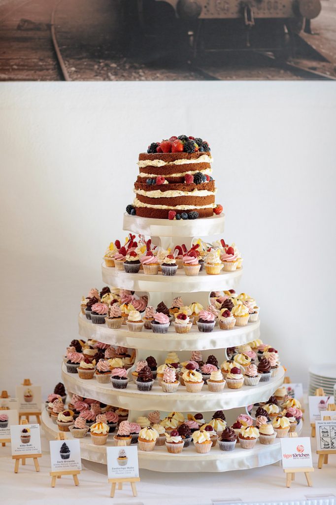 Die Hochzeitstorte war eine Mischung aus Torte und Cupcakes von der Konditorei TigerTörtchen
