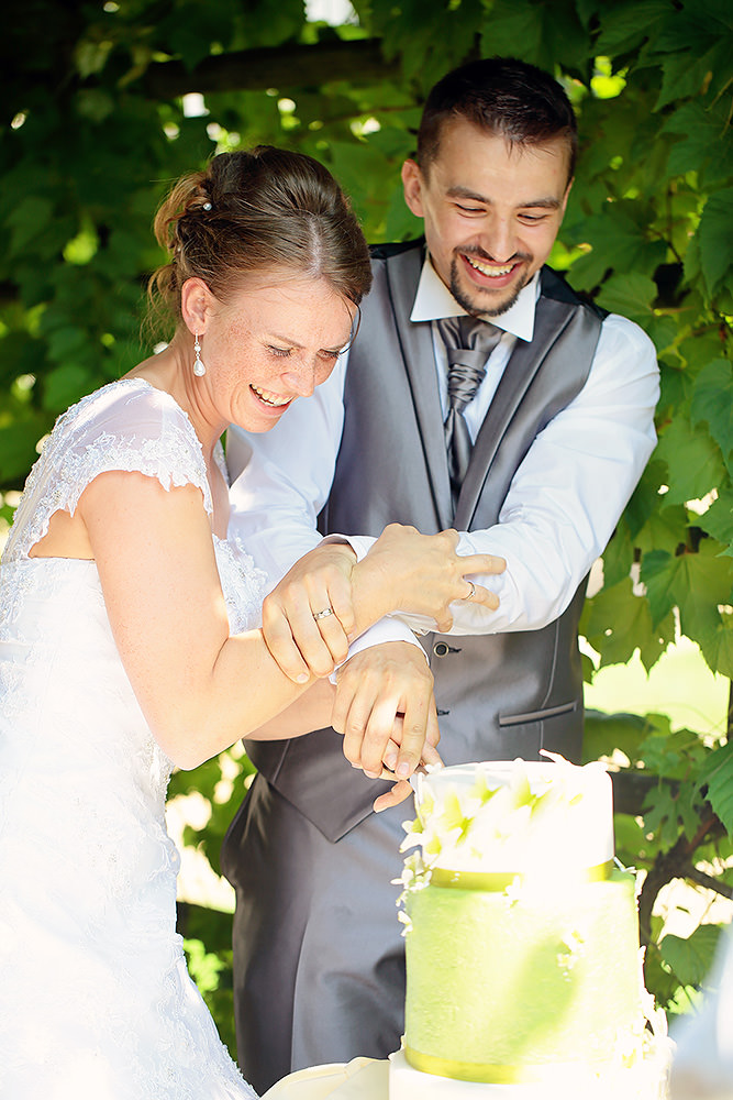 Das Brautpaar schneidet die Hochzeitstorte an