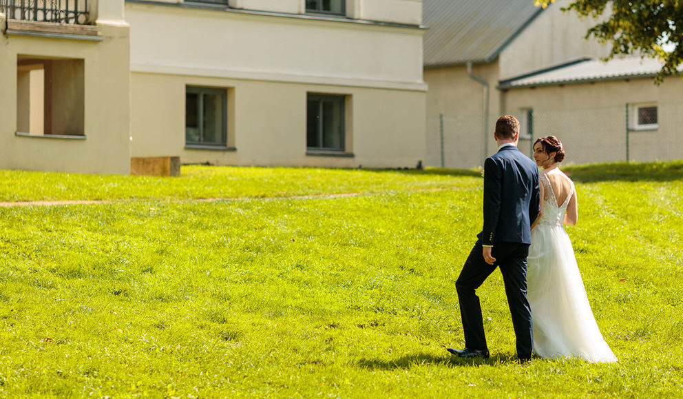 Das Brautpaar spaziert zur Hochzeitsfeier nach der Trauung