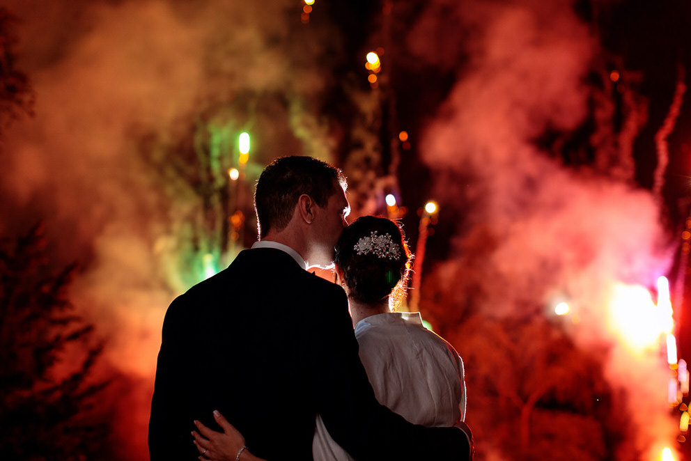 Eine schöne Überraschung bot das heimlich geplante Feuerwerk der Gäste, von dem das Brautpaar nichts wusste